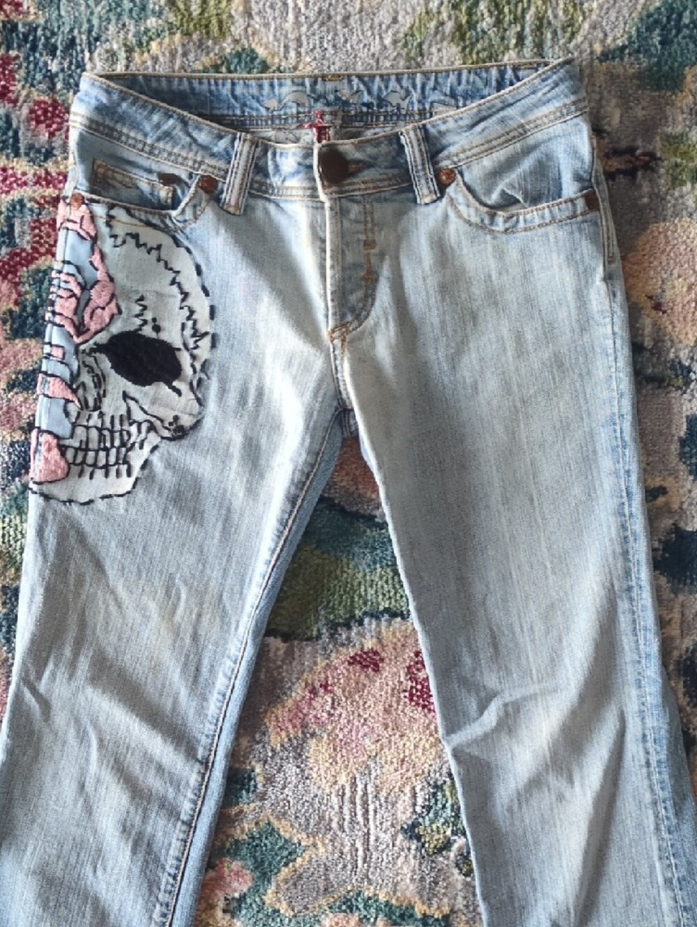 (Tall) Low Rise Grail Skull Patch Light Distressed Wash Women's Jeans